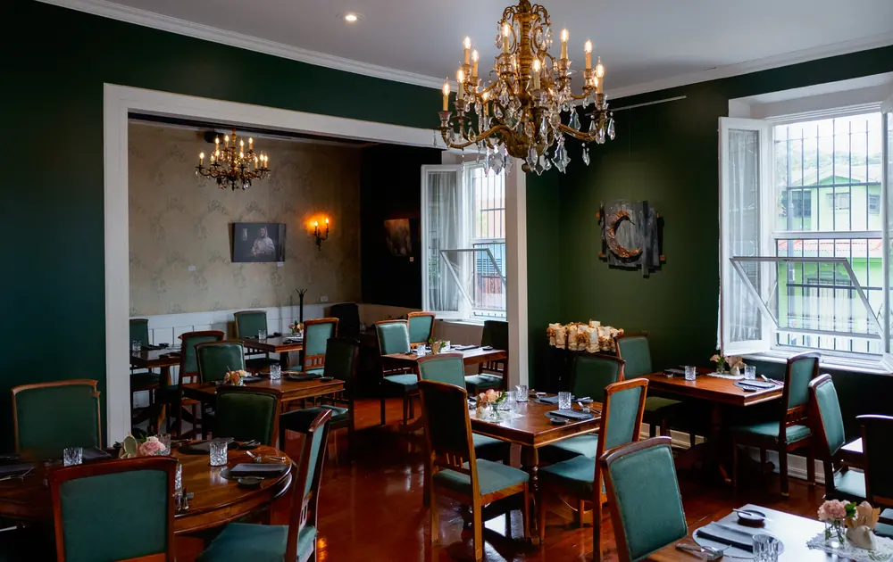 Salón de restaurante con candelabro